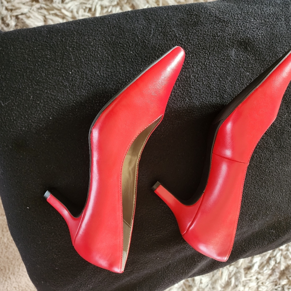 Size 10 W (Womens shoes)